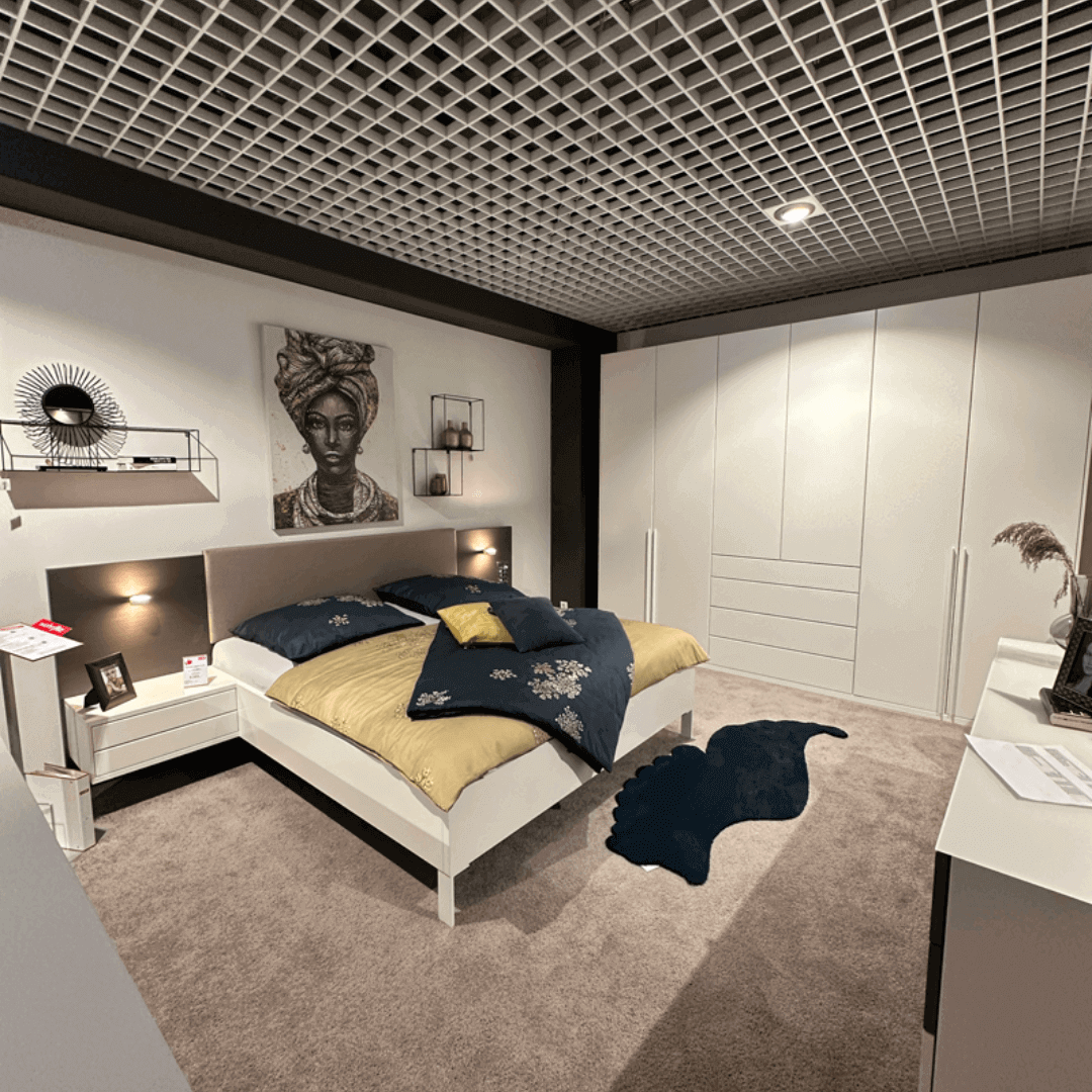 RMW DEVISO-S | Bettanlage + Kleiderschrank Ein stilvolles Schlafzimmer mit modernem Doppelbett, Einbauschränken und geschmackvoller Dekoration