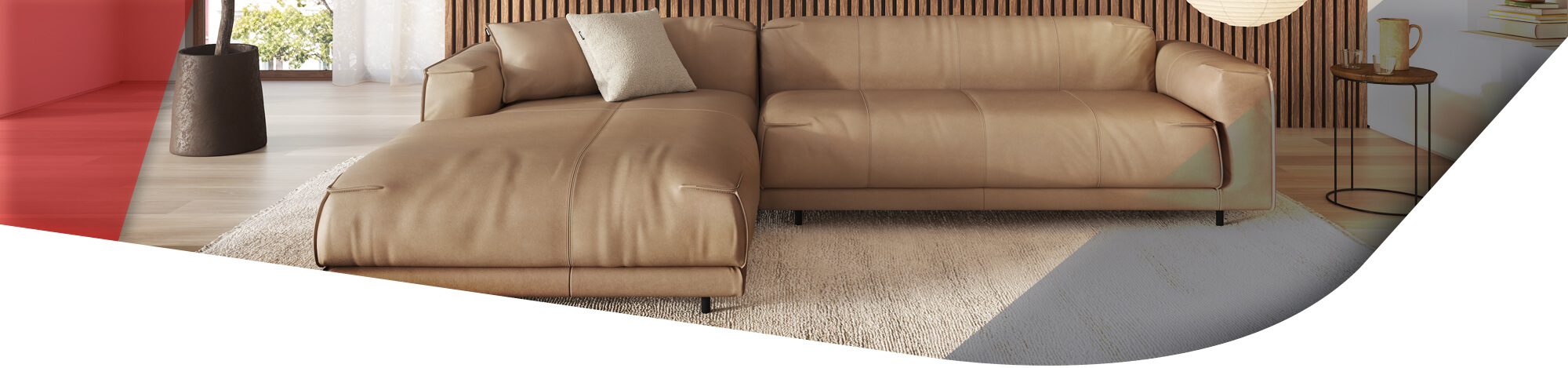 hellbraunes Ledersofa auf einem hellen Teppich