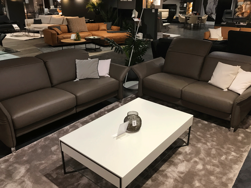 ERPO Avantgarde - Polstergarnitur Ledercouch in braun in einer Möbelausstellung