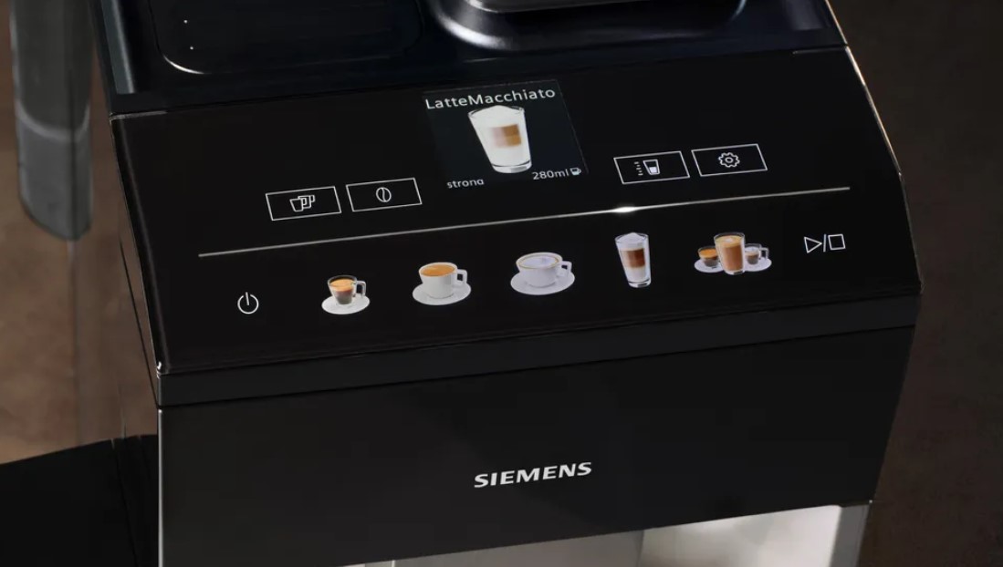 Nahaufnahme eines Siemens Kaffeevollautomaten mit Touchscreen-Display und verschiedenen Kaffeeoptionen