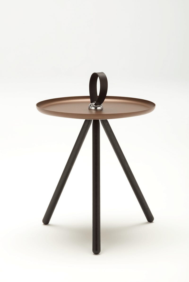 Rolf Benz 973 - Mobiles Tableau | Eiche schwarz gebeizt, Marrone metallic Runder Beistelltisch mit bronzefarbener Metallplatte und drei dunklen Holzbeinen, modernes Design