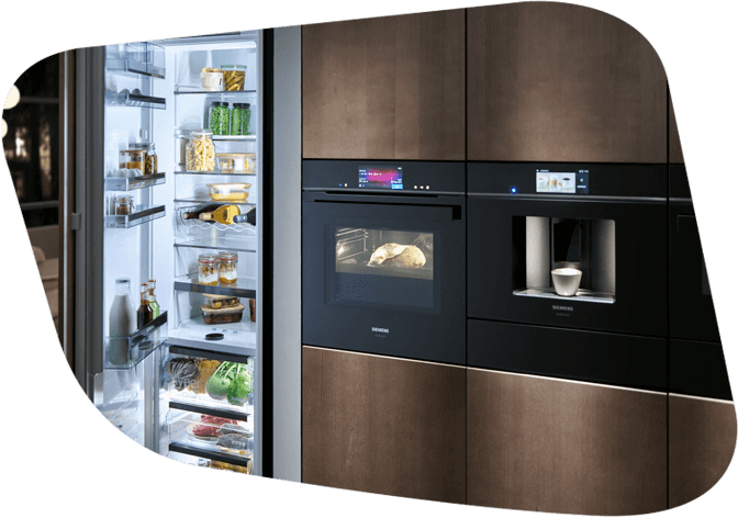 Küchengeräte in einer Einbauküche: geöffneter Kühlschrank, moderner Backofen und Kaffeemaschine eingebaut in Holzschränke