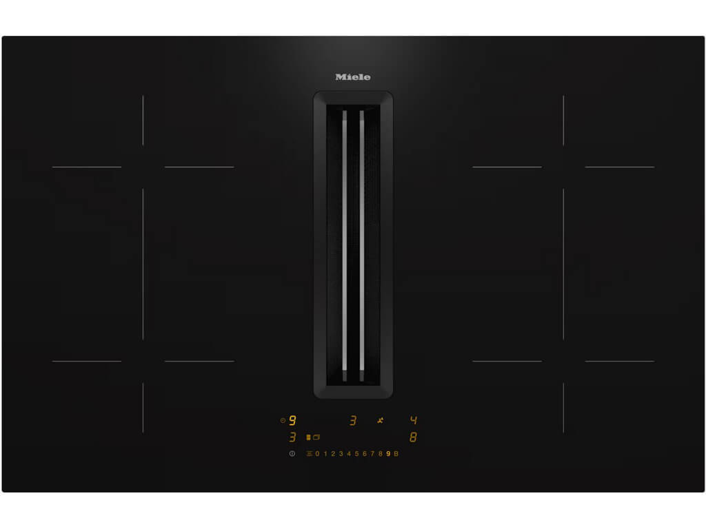 Miele - Induktionskochfeld mit integriertem Dunstabzug | KMDA 7473 FL-U Draufsicht auf ein schwarzes Miele Induktionskochfeld mit integriertem Dunstabzug. Die vier Kochzonen sind mit einem Kreuz markiert, und das zentrale Lüftungsgitter ist geöffnet.