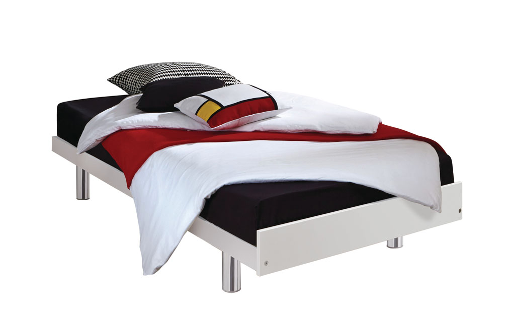Freigestelltes weißes Einzelbett aus MDF mit glänzenden Chromfüßen, schwarzer Bettwäsche, roter Decke und Kissen