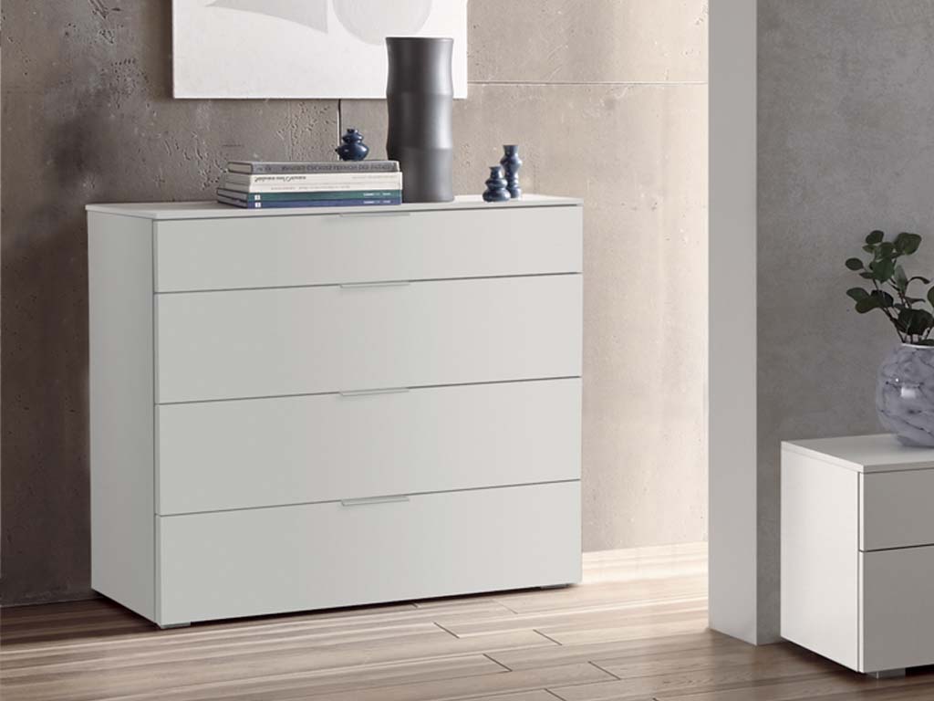 weiße kommode mit vier schubladen stilvoll dekoriert in einem modernen zimmer atrine von hasena