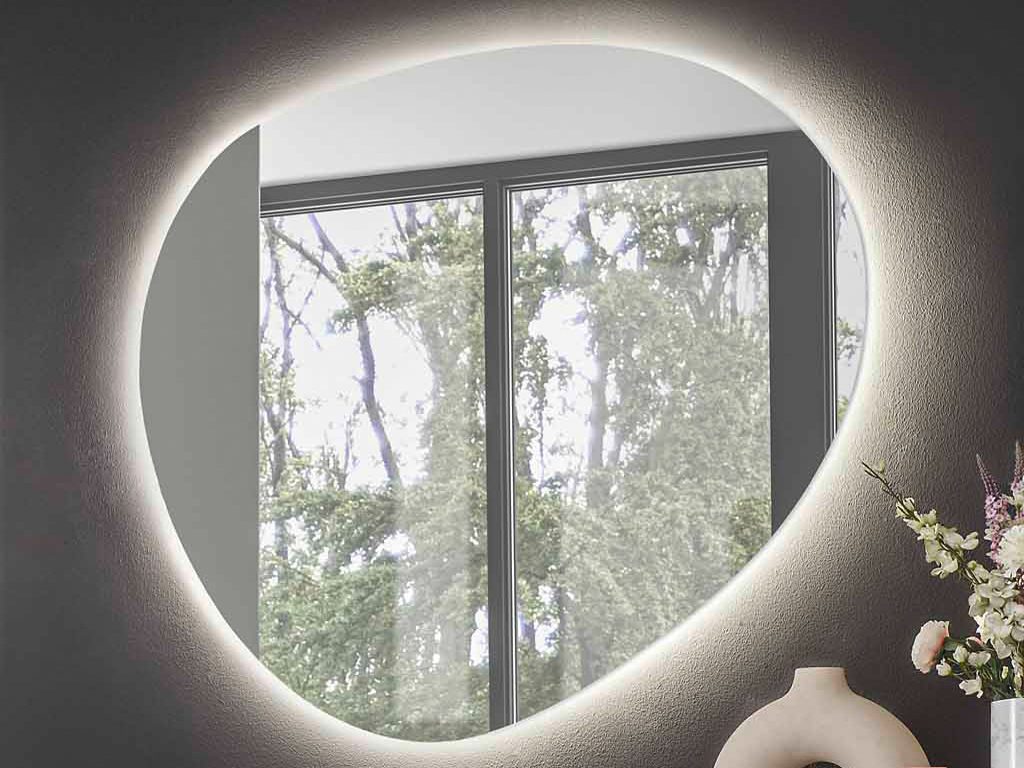 hartmann Selino -  organischer Spiegel | Parsolglas bronze | B: 114,0 cm Einzigartiger Spiegel mit indirekter Beleuchtung, erhellt von einem großen Fenster im Hintergrund.