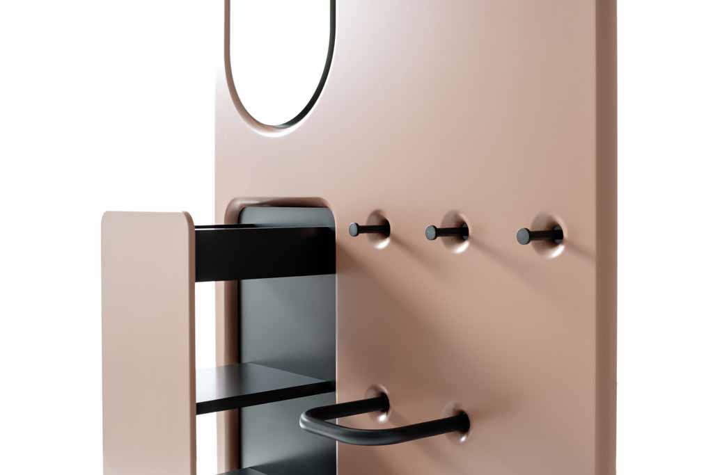 Nahaufnahme eines modernen Wandorganizers in beige mit Haken und integriertem Spiegel