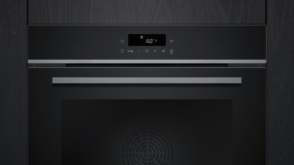 Schwarze Bedienblende des Backofens mit digitalem Display, auf dem eine Temperatur von einhundertsechzig Grad angezeigt wird.