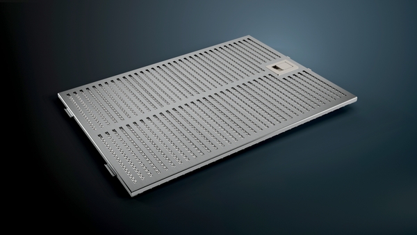 Ein rechteckiger Edelstahl Fettfilter für Dunstabzugshauben auf einem dunklen Hintergrund