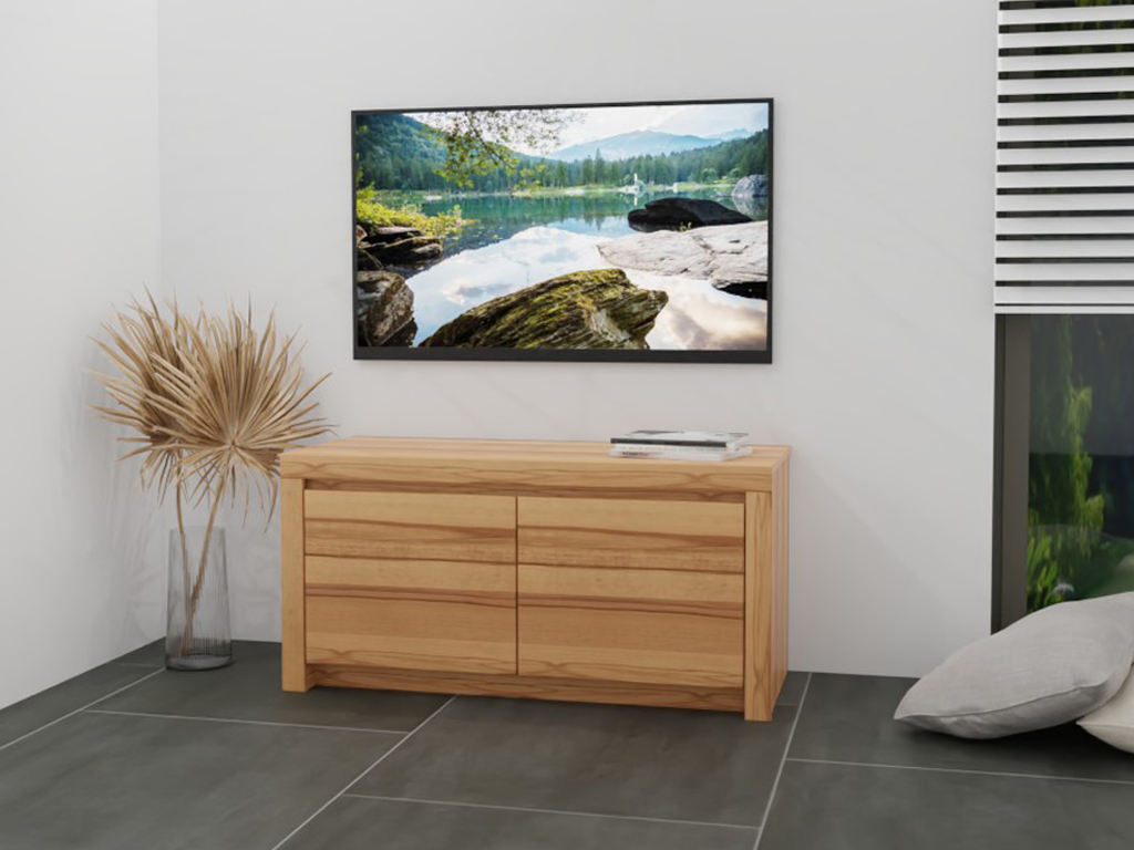 Wöstmann Soleo 3000 - Lowboard | Type 1356 | B: 131,2 cm Wohnzimmer mit Holzkommode und Bild eines Sees an der Wand
