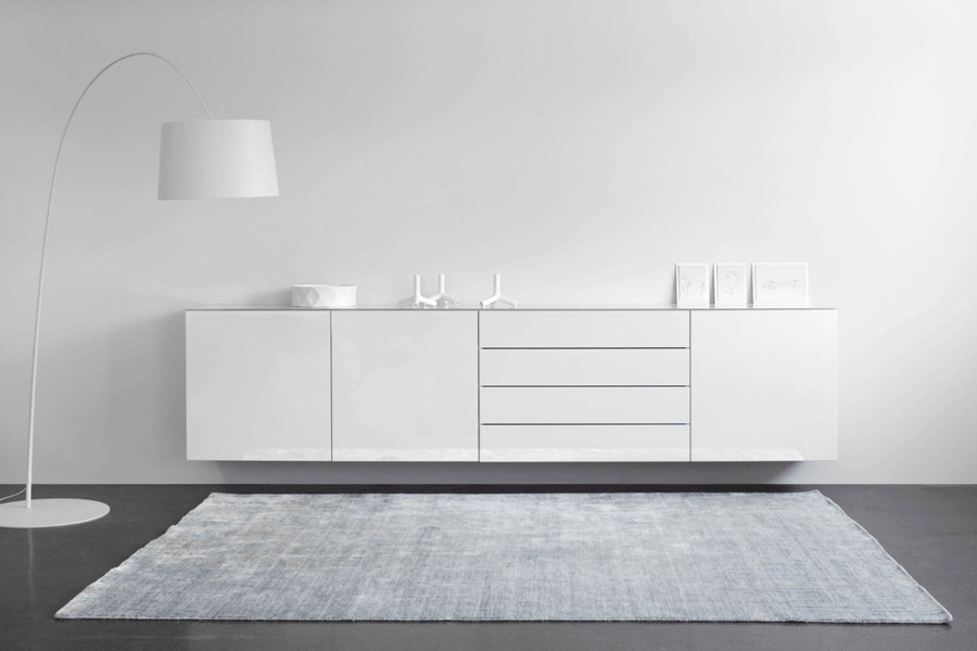 weißes Sideboard mit weißer Deko und weißer Wand