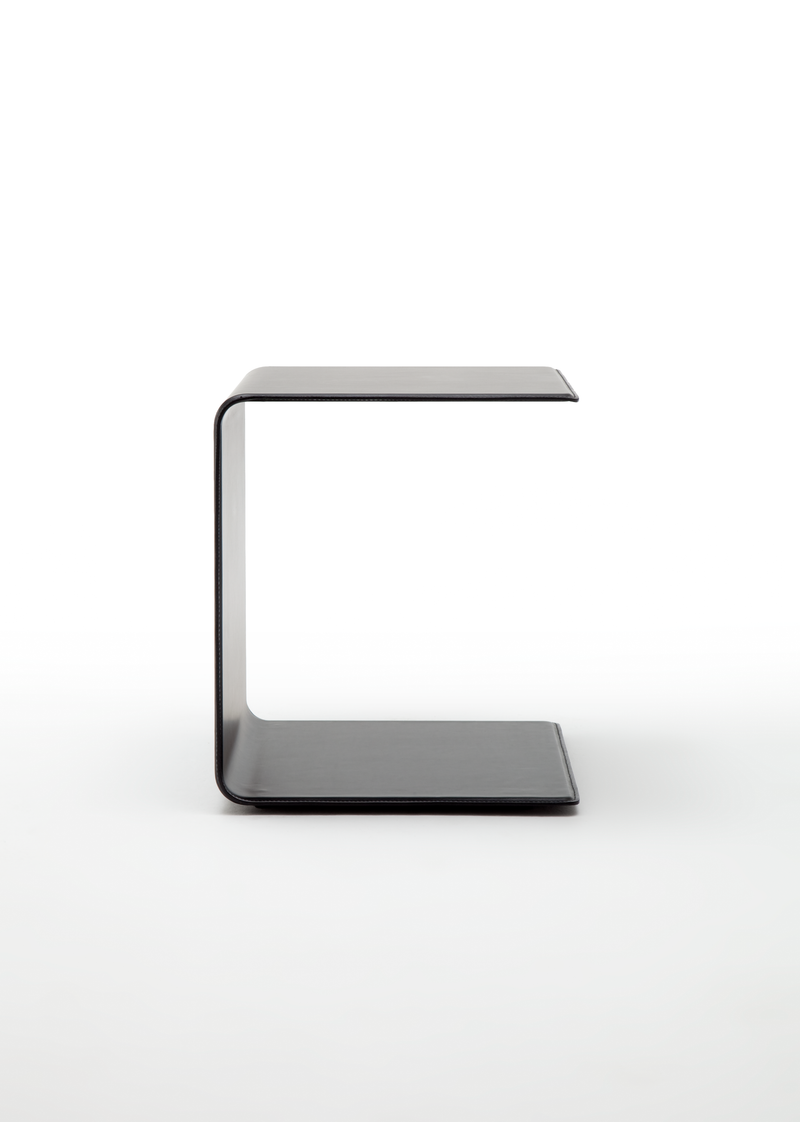 Schwarzer moderner Metallbeistelltisch in minimalistischem Design