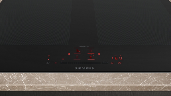 Siemens Induktionskochfeld mit moderner Touch-Bedienung und rotem LED-Display, eingebaut in einer Küchenarbeitsplatte.