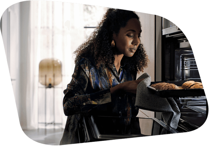 Frau vor dem Backofen