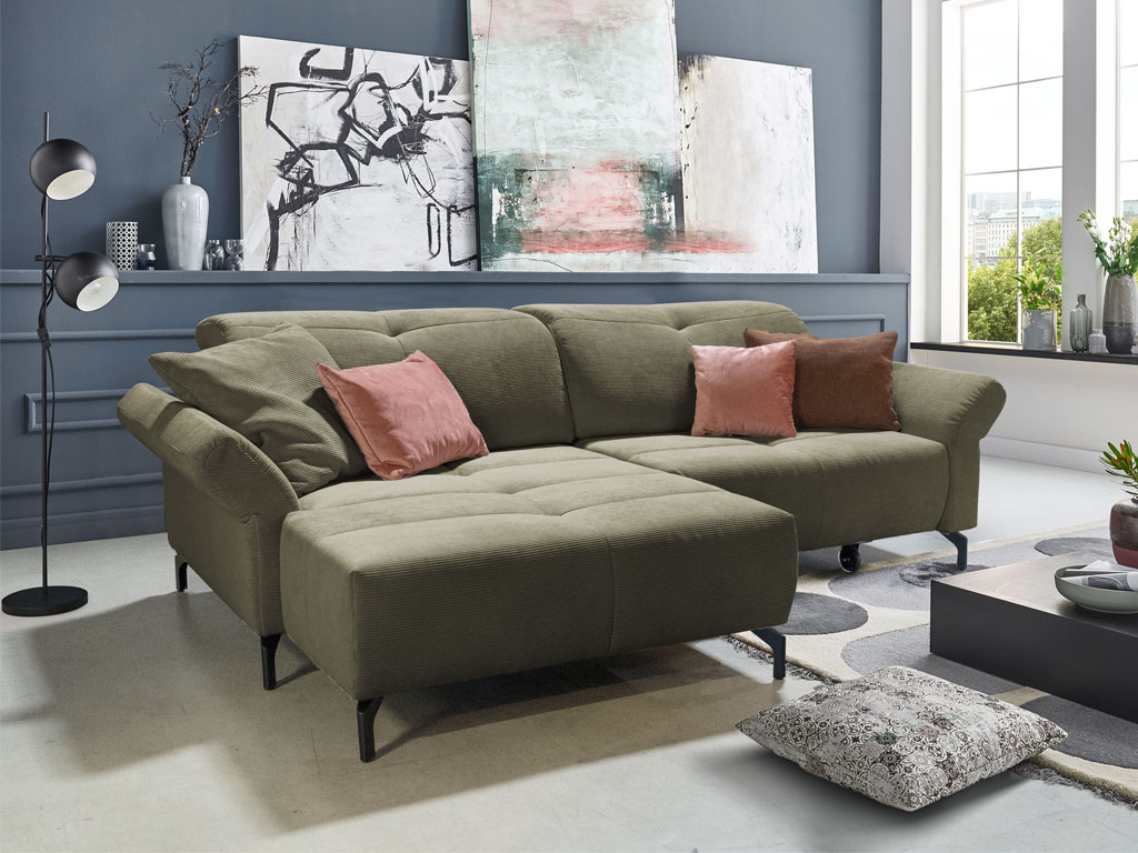 Poco Laval 2.0 Cord  - Funktionssofa | Cord Modernes Wohnzimmer mit stilvollem olivgrünem Ecksofa, ergänzt durch dekorative Kissen und Kunstwerke an der Wand.