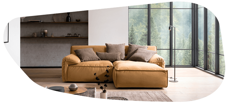 orange braunes Ledersofa mit Ziernaht und zwei Sitzflächen