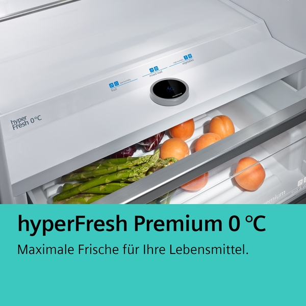 Innenansicht eines Kühlschranks mit hyperFresh Premium 0 °C Schublade, gefüllt mit Gemüse und Obst