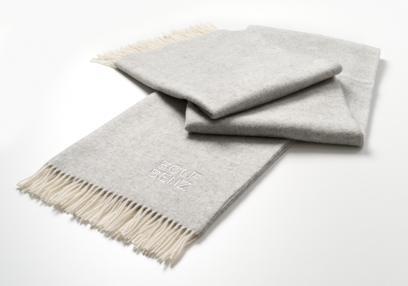 Rolf Benz 952 - Plaid (silber) | superfeine Lammwolle | 130 x 185 cm hellgraues Plaid von Rolf Benz mit Aufschrift