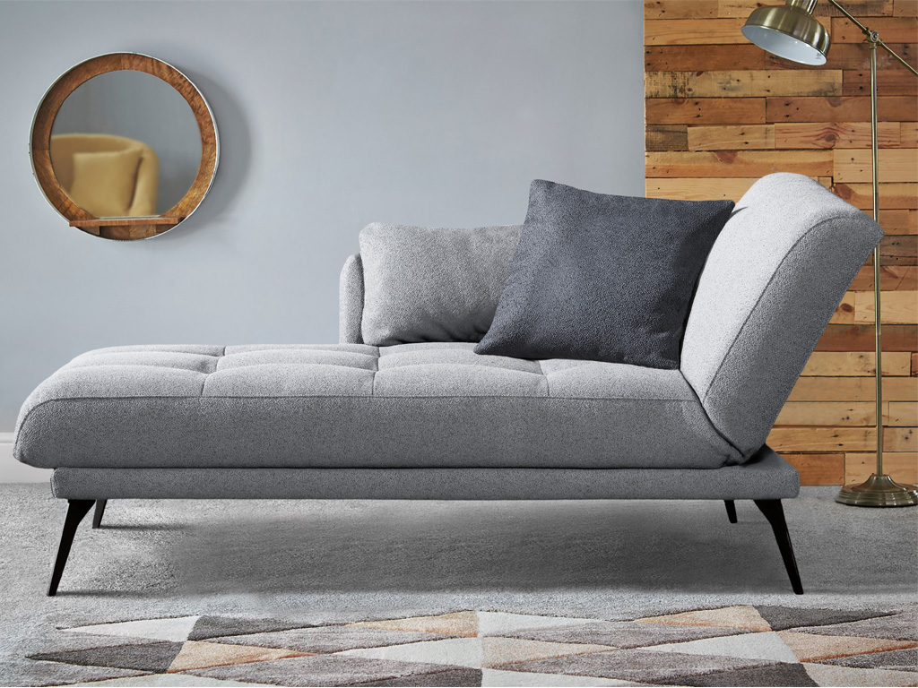 Restyl Amira - Schlafsofa (Einzelliege) | grau | inkl. Kissen | 92 x 200 cm Graue Recamiere mit schwarzen Metallbeinen, dekoriert mit zwei Kissen, vor einer Holzwand und einem Spiegel im Vintage-Stil