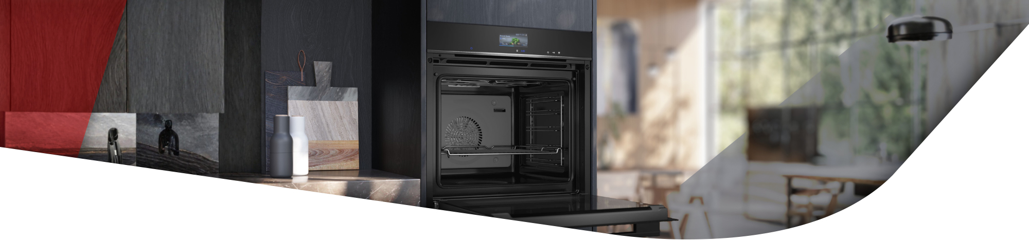 Backofen mit Dampffunktion mit geöffneter Tür in der Küche