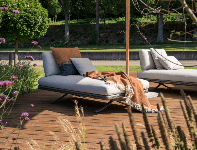 Gartenliege mit beigem Polster