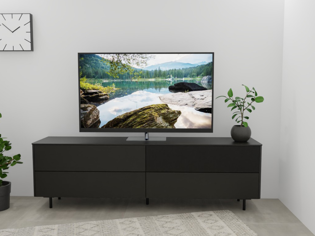 Sudbrock Goya - Lowboard mit Lochblechklappe | 2 Schubladen, 2 Klappen | B: 205,2 cm | Lack cosmos-schwarz Modernes Wohnzimmer mit großem Flachbildfernseher auf einer schwarzen Kommode, daneben eine Zimmerpflanze und eine Wanddekoration.