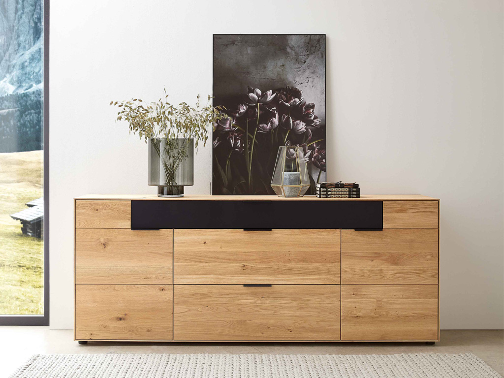 Wöstmann WM 2140 - Sideboard | Type 2050 | B: 209,9 cm | Wildeiche massiv | konfigurierbar Holz Sideboard mit schwarzem Akzent und stilvoller Dekoration