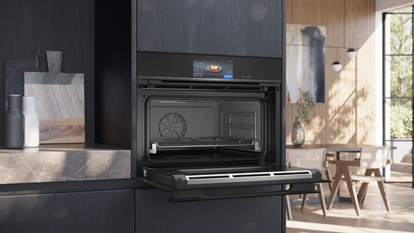Offener Einbau-Backofen mit digitalem Display in moderner Küche mit Holzakzenten