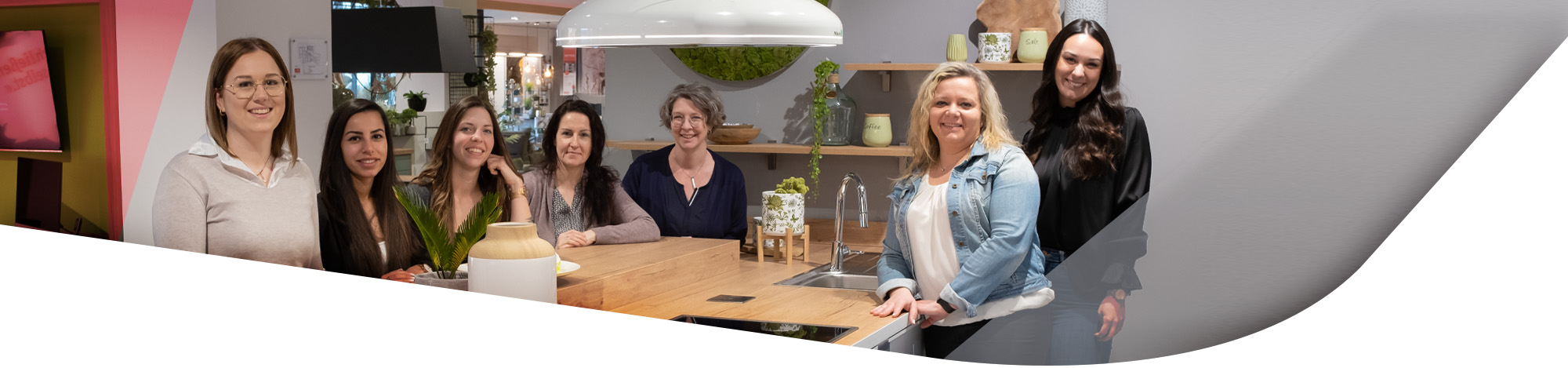 Onlineteam in einer Küche im Möbelhaus
