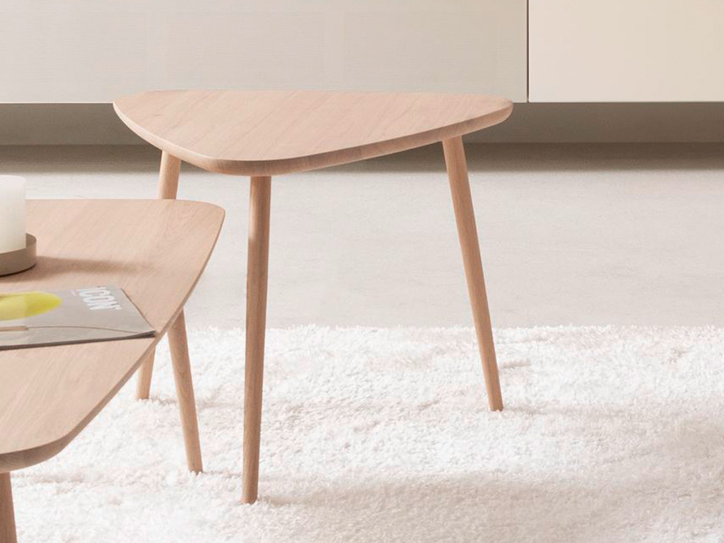 Sudbrock Mellini - Couchtisch dreieckig 60 cm | Massivholz oder Lackausführung | Höhe 39 oder 49 cm Dreibeiniger Holztisch mit hellem Holzton und klaren Linien auf hellem Teppich