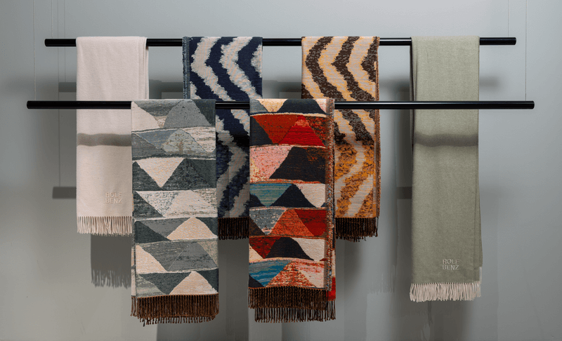 Plaids von Rolf Benz hängend in unterschiedlich farbigen Mustern