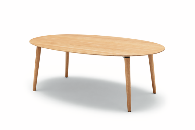 creation by Rolf Benz CR.401 -  Couchtisch 4-Bein | 115 x 72 cm Ein schlichter, ovaler Holztisch mit vier schräg stehenden Beinen auf weißem Hintergrund.