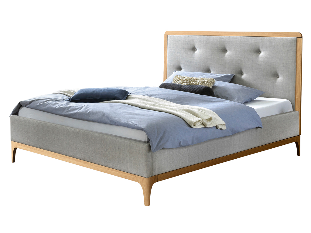 Ein freigestelltes Bett mit einem Stoffbezug in Grau und einem Bettrahmen und Kopfteil aus hellem Eichenholz.