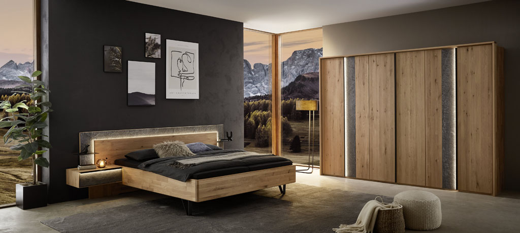 modernes braunes Schlafzimmer mit Bett und Kleiderschrank stilvoll dekoriert in einem hellen Raum