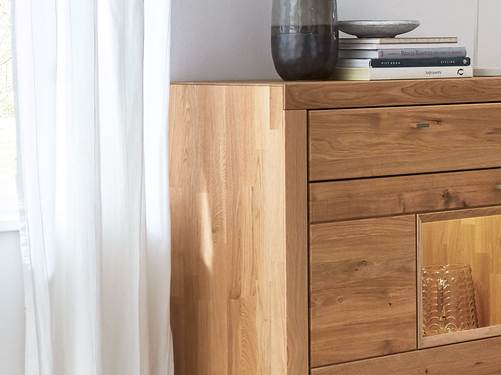 Detailaufnahme eines braunen Holzschrankes