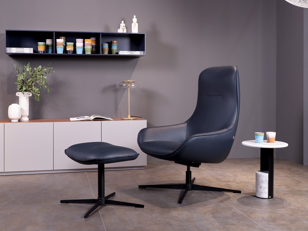 Rolf Benz Set aus Sessel und Hocker in dunkelblauen Leder
