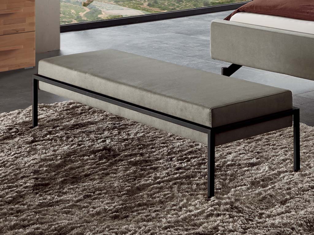 Hasena - Topa Polsterbank mit Metallgestell | B: 144 cm | alle Ausführungen konfigurierbar Polsterbank auf schwarzem Metallgestell und einem grauen Hochflorteppich