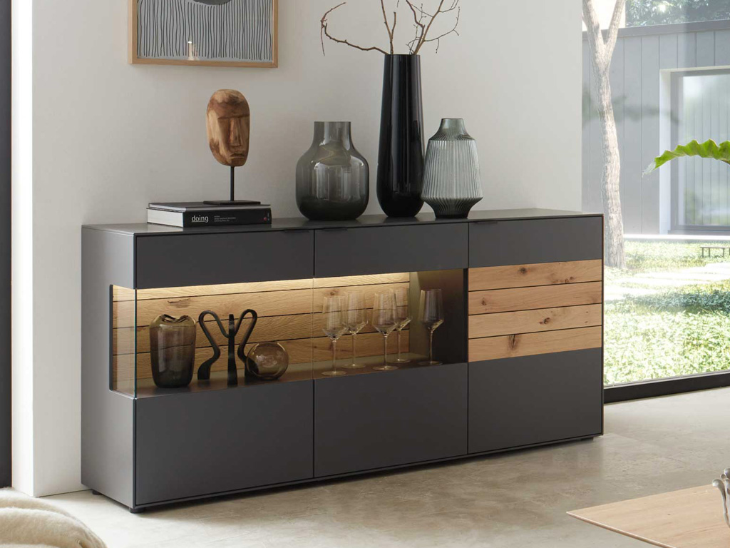 Wöstmann WM 2380 - Sideboard | Type 2843/2844 | B: 181,9 cm | Lack, Balkeneiche-Akzent | konfigurierbar Elegantes Sideboard in Schwarz mit Holzelementen, dekoriert mit Vasen und Kunstobjekten