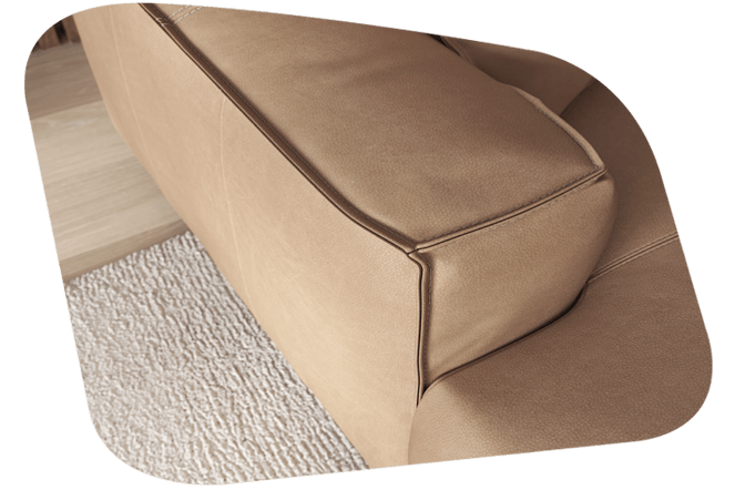 Ziernaht an einer hellbraunen/beigen Ledercouch