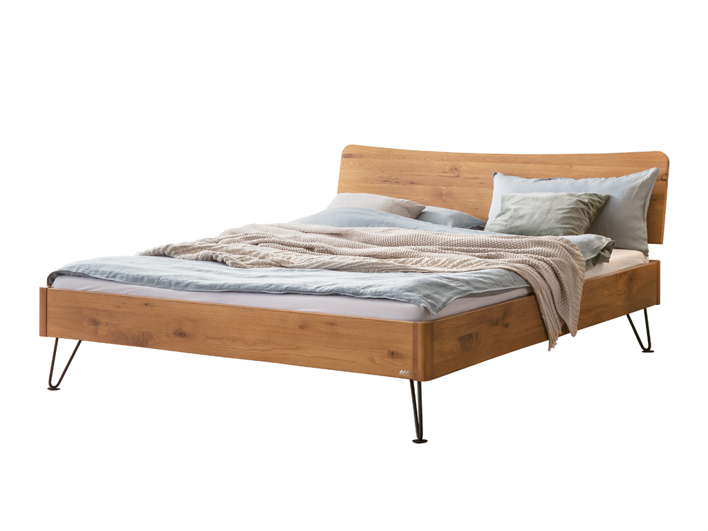 Freistellungsbild eines Hasena Bett Locarno mit einem Bettrahmen in Wildeiche natur geölt und schwarzen, anthrazitfarbenen Haarnadel-Beinen.