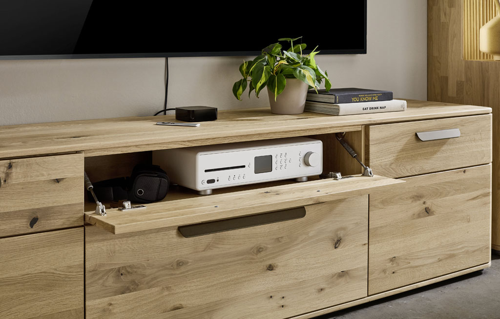 Detailaufnahme eines braunen Lowboards mit geöffneter Medienklappe