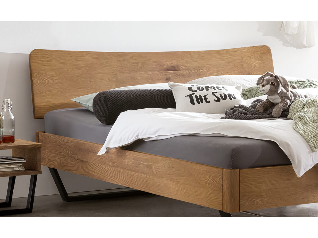 Nahaufnahme des Kopfteils und des Bettrahmens vom Hasena Bett Tresali aus natürlich geölter Wildeiche.