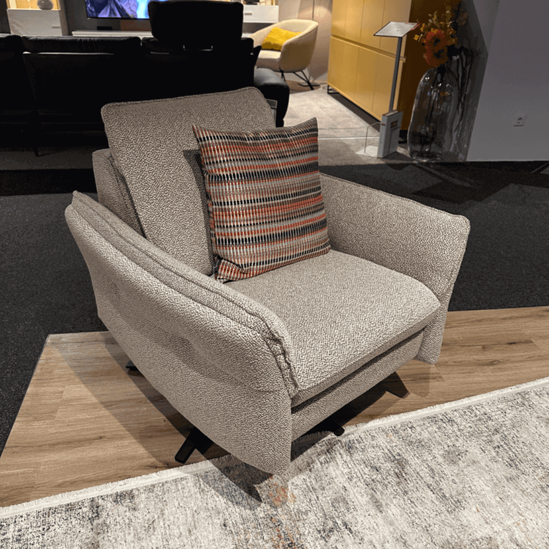 Himolla 7169 | Relaxsessel Stylischer hellgrauer Sessel mit einem gestreiften Kissen in einem modern eingerichteten Wohnzimmer