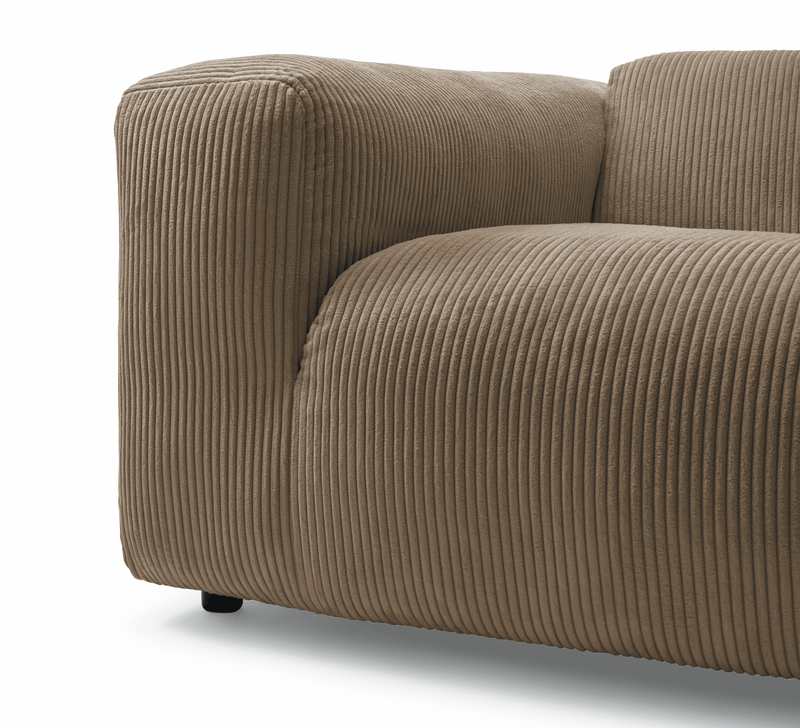 Detailaufnahme einer modernen braunen Sofa-Ecke aus Cordstoff