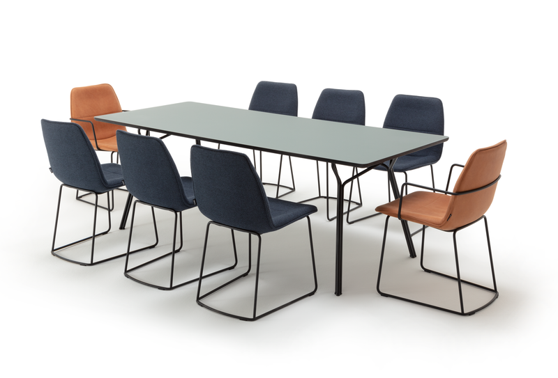 Moderner Esstisch mit acht Stühlen, davon sechs blau gepolsterte und zwei braune Lederstühle auf weißem Hintergrund