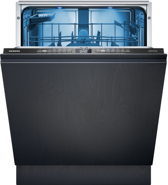 Frontansicht des vollständig geöffneten, vollintegrierten Geschirrspülers mit der dunklen Möbelfront und beleuchtetem Innenraum.