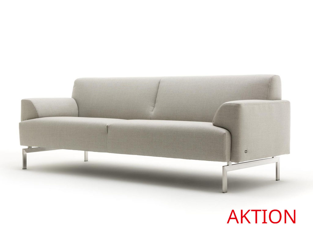 seitlich fotografierte Couch in hellbem beige von Rolf BEnz 310