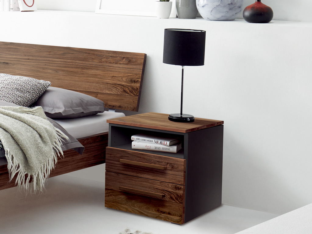 Hasena - Selezione Nachttisch Dowe  | 2 Schubladen | B: 45 cm | alle Ausführungen konfigurierbar grauer nachttisch mit zwei schubladen und einem offen fach front und obere seite braun stilvoll dekoriert an einem bett in einem modernen zimmer dowe von hasena