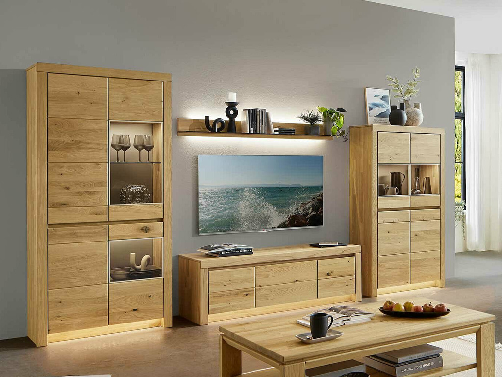 Wöstmann Soleo 3000 - Wohnwand, 3-teilig | Type 6016/6116 | B: 369,1 cm | konfigurierbar Wohnzimmer mit modernen Holzschränken, einem TV, dekorativen Elementen und einem gemütlichen Couchtisch.