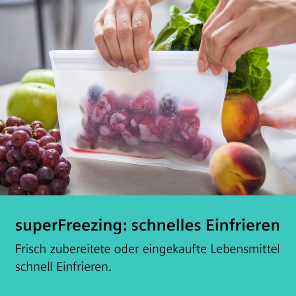 Hände, die einen Beutel mit gefrorenen Beeren halten. Der Text darunter beschreibt die "superFreezing" Funktion für schnelles Einfrieren von Lebensmitteln.